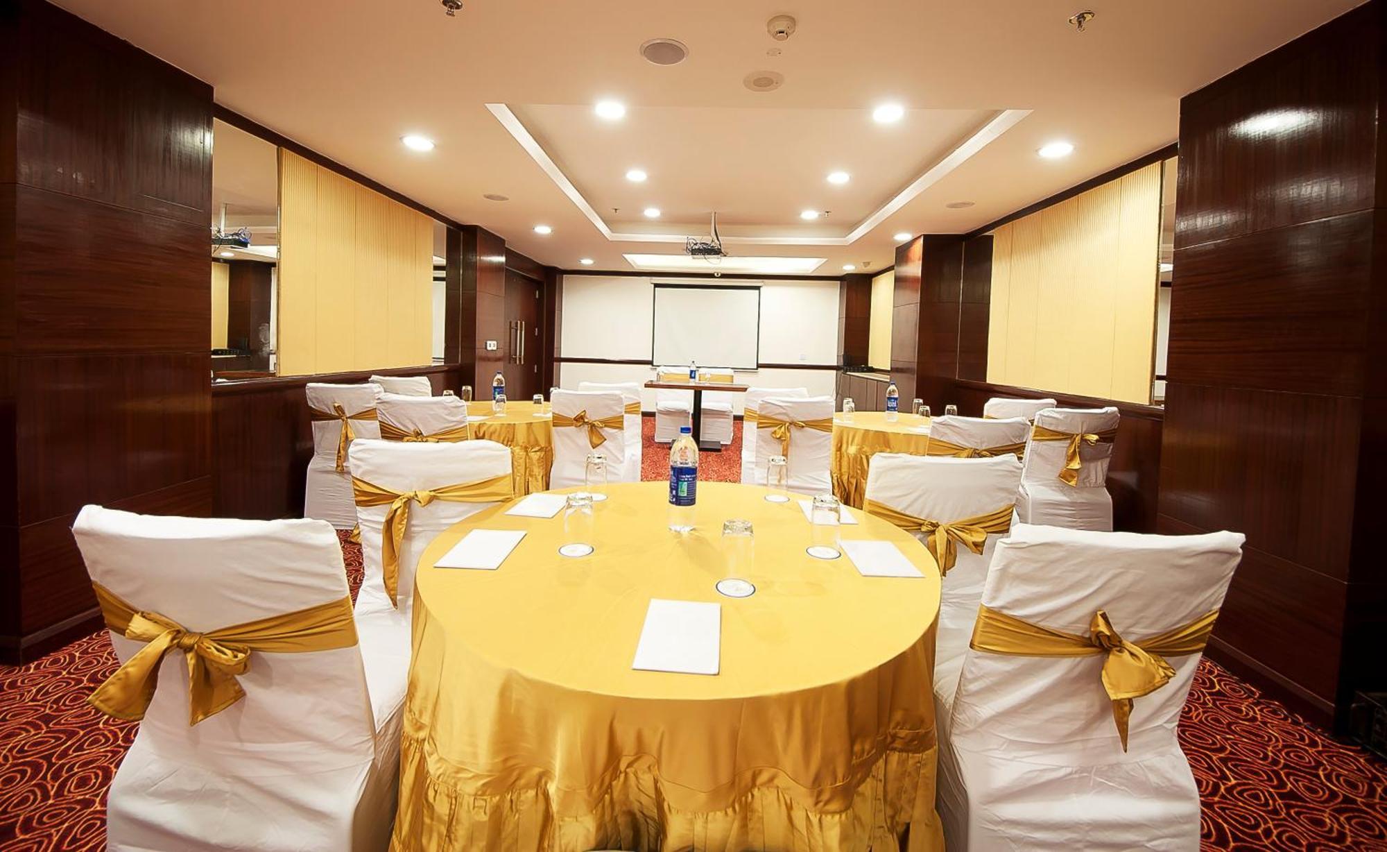 The Golden Plaza Hotel Панчкула Экстерьер фото